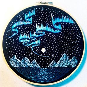 Northern lights embroidery Hoop Embroidery, 자수 디자인, Hand Embroidery Stitches, Cool Ideas, Embroidery Hoop Art, Embroidery Craft, Hand Embroidery Patterns, Embroidery Inspiration, Ribbon Embroidery