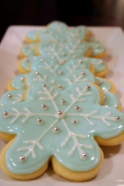 Snowflake Sugar Cookies, Snowflake Sugar, Sugar Cookie Icing, Snowflake Cookies, Xmas Cookies, Christmas Sugar Cookies, Cookie Icing, Flower Cookies, Cookies Decorated