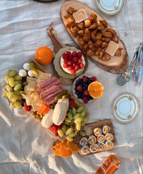 Food Board Picnic, Charcuterie Picnic Board, Fruit Charcuterie Board Aesthetic, Charcuterie Board Beach Picnic, Savoury Picnic Food, Charcuterie Board Picnic Ideas, Charquetery Board Aesthetic, Picnic Charcuterie Board To Go, Pinic Food Ideas