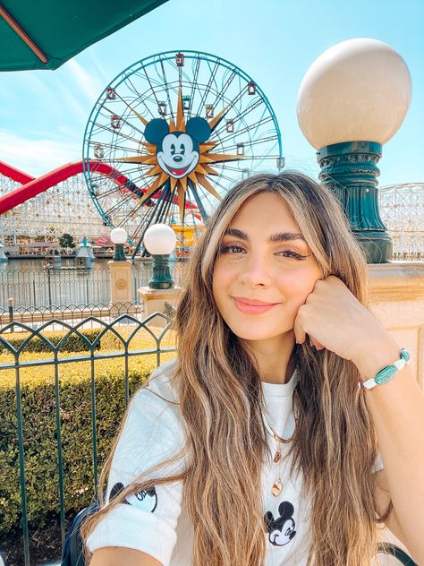 Disney California Picture Ideas, Disneyland Photo Ideas Couples, Disney Selfies Ideas, Disney California Adventure Photo Ideas, Disneyland Poses Ideas, Disney Photoshoot Ideas, Disney Poses Ideas, Disney California Adventure Outfit, Couples Disneyland