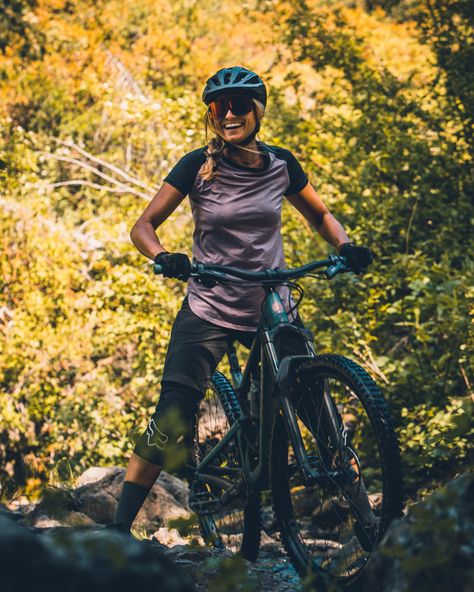 Mountain Biking Outfit, Cyclist Photography, Biking Tips, Modelling Ideas, Bike Photos, Adrenaline Sports, Mountain Biking Women, Mtb Clothing, Hotel Ideas