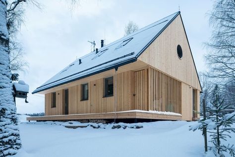 Les Archinautes: The building is located in the heart of Bohemian Forest with a view of Lipno lake. This cabin was built on a place where an old wooden cabin used to be. It is designed to provide the perfect base for nearby mountain sports in all conditions. #architecture #house #fashion #decor #diy #homedecor #amazingarchitecture #interiordesign #contemporaryhome #modern #residence #designer Modern Wooden House, Alpine House, Wooden Cabin, Scandinavian Architecture, Small Wooden House, Arch House, Lakeside Cabin, Wooden Architecture, Cabin Exterior