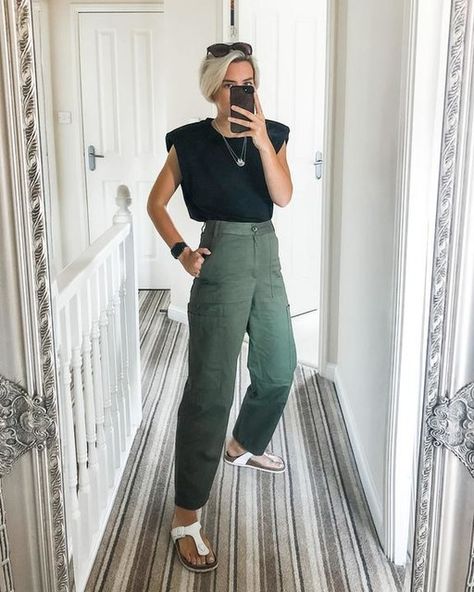 Utility trousers - Khaki green - Trousers & shorts - Monki NL Utility Trousers Outfit, Trousers Outfit Work, Cargo Trousers Outfit, Green Trousers Outfit, Trousers Street Style, Utility Trousers, Trousers Outfit, Green Chinos, Trouser Outfit