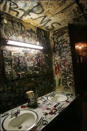 Graffiti Bathroom, Living In London, Punk Aesthetic, Street Graffiti, Grunge Photography, Street Art Graffiti, Aesthetic Grunge, Grunge Aesthetic, Graffiti Art