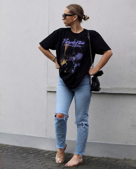 OUTFIT IDEAS | DAILY FASHION’s Instagram profile post: “Band tee and ripped jeans today ✌🏻 . . . #bandteeshirt #oversizedtee #rippedjeansoutfit #casualfashionstyle #easyfashion #jeansandatee…” Torn Jeans Outfit, Band Shirt Outfits, Band Tee Outfits, Ripped Jeans Outfit, Band Tee Shirts, Graphic Band Tees, Mom Jeans Outfit, Torn Jeans, Senior Pics