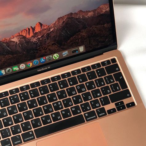 Macbook Gold Aesthetic, Macbook Aestethic, Macbook Air M2 Starlight Aesthetic, Rose Gold Macbook Aesthetic, Gold Macbook Air Aesthetic, Macbook Astetic, Macbook Air M1 Gold, Mac Laptop Aesthetic, Foto Laptop Aesthetic