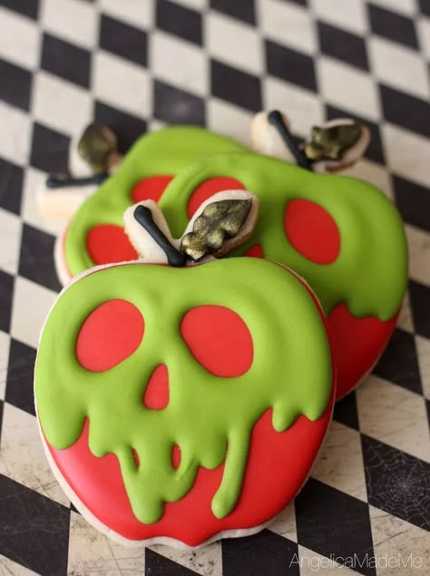 Poison Apple Sugar Cookies - AngelicaMadeMe Edible Ghosts, Easy Halloween Cookies Recipes, Halloween Sugar Cookies Decorated, Easy Halloween Cookies, Cute Halloween Treats, Dessert Halloween, Halloween Cookie Recipes, Food Halloween, Halloween Cookies Decorated