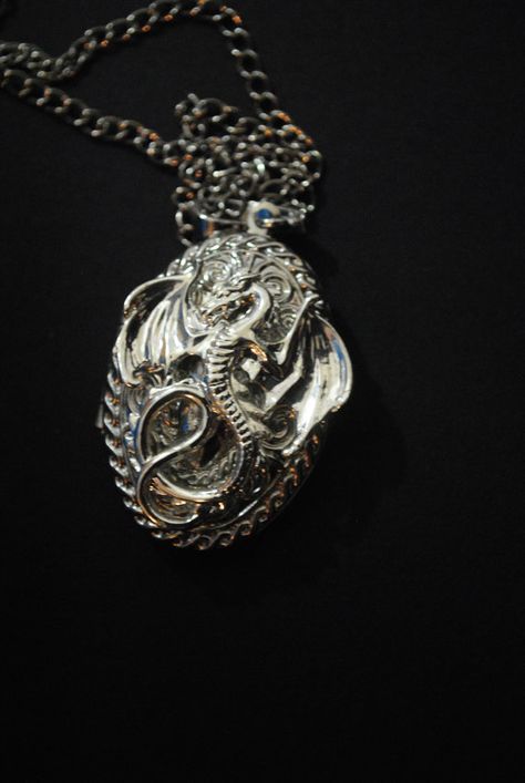 Game of Thrones / House Targaryen Locket Necklace/ by Westeros, $38.00 Dragon Locket, Game Of Thrones House Targaryen, Locket Necklace Silver, Timothy Drake, Silver Locket Necklace, Oval Locket, House Targaryen, Game Of Thrones Houses, Mother Of Dragons