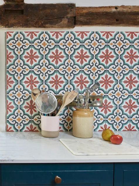 Kitchen Splashback Tiles Patterns, Tiled Kitchen Splashback Ideas, Kitchen Wall Tiles Ideas Color Schemes, Bright Kitchen Tiles, Funky Kitchen Tiles, Kitchen Splash Backs, Colourful Kitchen Splashback Ideas, Tiled Splashback Cooker, Kitchen Splashback Ideas Tiles