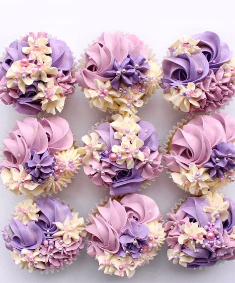 Pink Purple White Cupcakes, Purple Rose Cupcakes, Pastel Pink And Purple Cupcakes, Purple And White Cupcakes Ideas, Butterfly Cupcakes Ideas, Purple And White Cupcakes, Purple Cupcakes Ideas, Purple Flower Cupcakes, Pink And Purple Cupcakes