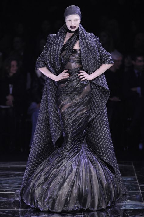 A Fall 2009 McQueen dress in the exhibition as it appeared on the runway Mcqueen Couture, Alexander Mcqueen Savage Beauty, Mcqueen Dress, Philip Treacy, Alexander Mcqueen Fashion, Savage Beauty, Sarah Burton, Mcqueen Fashion, Couture Mode