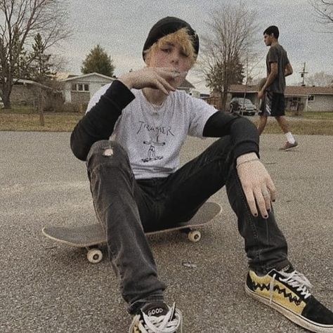 𝖆𝖗𝖙𝖍𝖔𝖊𝖌𝖗𝖚𝖓𝖌𝖊 Edgy Skater Boy Aesthetic, Skateboard Poses Reference, Guys Skateboarding, Grunge Skater Boy Aesthetic, Skater Boy Aesthetic Outfit, Grunge Skater Boy, 90s Skater Boy, Skater Boy Aesthetic, Skater Guy