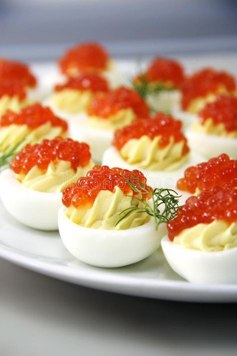 Red Caviar Recipes, Red Caviar Appetizers, Egg Plating, Caviar Appetizers, Red Eggs, Stuffed Eggs, Dinner Table Settings, Christmas Dinner Table Settings, Caviar Recipes