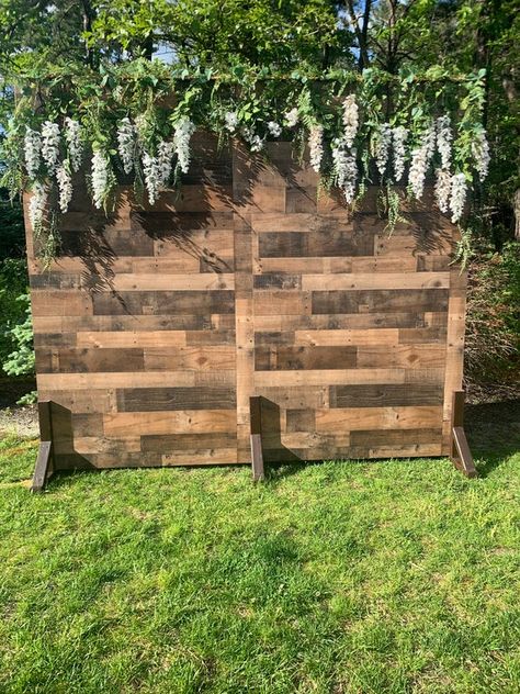 Wood Backdrops For Wedding, Outdoor Backdrop Wedding, Pallet Flower Wall Backdrop, Pallet Backdrop With Flowers, Fence Backdrop Ideas, Floral Pallet Backdrop, Wood And Flower Backdrop, Flower Wall Wedding Ceremony Backdrop, Wood Pallet Photo Backdrop Wedding