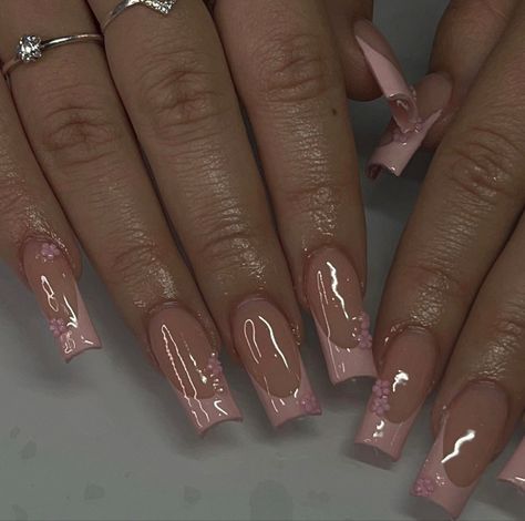 Short Initial Nails, Beginner Nails Acrylic, Cute Nails Almond Shape, Violet Nails Ideas, Black Nails Winter, Pink Classy Nails, Girly Nails Acrylic, Pink Nails Floral, Pink Chrome Nails Designs