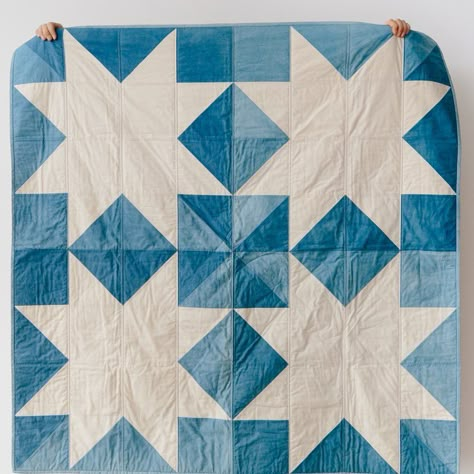 Quilted Fabric, Cyanotype Quilt, Quilt Star, Quilt Color Schemes, Quilt Wall Hanging, Unique Quilt Patterns, Indigo Quilt, Two Color Quilts, Diy Quilt