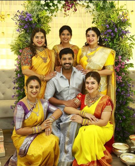 Haldi Pose Grup, Haldi Ceremony Family Photography, Brother Wedding Photoshoot, Haldi Stills For Boys, Haldi Pic Boy, Haldi Group Photos Groom, Grooms Family Photos, Haldi Groom Poses Group, Haldhi Stills Boy