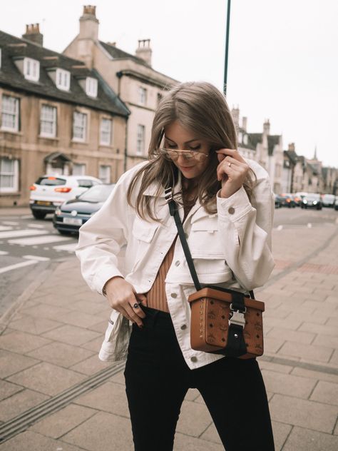 White Utility Jacket Outfit, White Jacket Jeans Outfit, Off White Denim Jacket Outfit, How To Style White Jacket, Off White Jacket Outfit, White Jacket Outfit Women, Outfits With White Jacket, White Corduroy Jacket Outfit, White Jeans Jacket Outfit