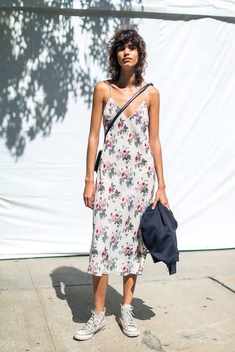 Arganaraz Dress And Sneakers Outfit, Slip Dress Outfit, New York Fashion Week Street Style, Sneakers Fashion Outfits, Estilo Hippie, Women Sneakers, Spring Street Style, Fashion Week Street Style, Nike Sneakers