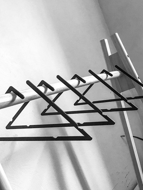 Hangers Clothes Design, Industrial Clothes Rail, Metal Clothes Hanger, Minimal Closet, Metal Coat Hangers, Regal Design, Hanger Design, Metal Clothing, Closet Inspiration