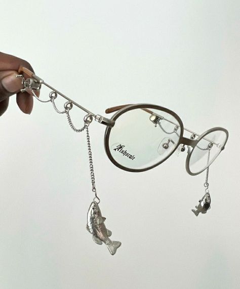 Fun Glasses Aesthetic, Glasses Accessories Jewelry, Unique Accessories Fashion, Glasses Chain Aesthetic, Interesting Glasses, Statement Glasses, Unique Glasses Frames, Glasses Jewelry, Pretty Glasses