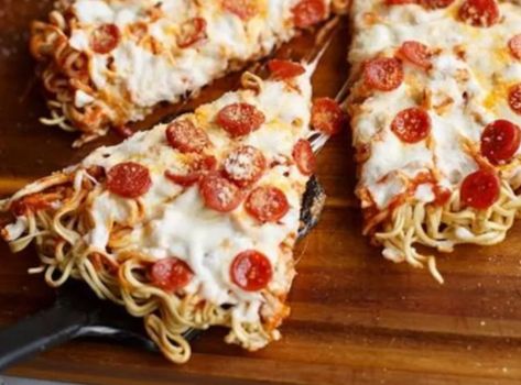 College students thrive off ramen noodles when money gets tight or for quick meals. Luckily, ramen packets can be cooked in more ways than you can imagine. Make your ramen taste better with these 8 savory recipes! Ramen Crust Pizza, Pizza Ramen Noodles, Ramen Pizza Recipes, Ramen Noodle Pizza Crust, Gf Ramen, Ramen Pizza, Kids Dinners, Ramen Burger, Food Polls