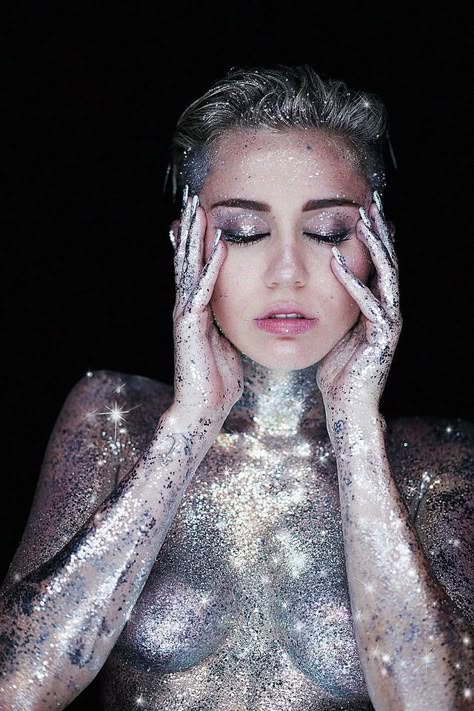 Miley Cyrus Glitter Shoot, Glitter Photo Shoots, 2024 Photoshoot, Glitter Photography, Lip Wallpaper, Creative Photoshoot Ideas, Glitter Photo, Glam And Glitter, Body Glitter