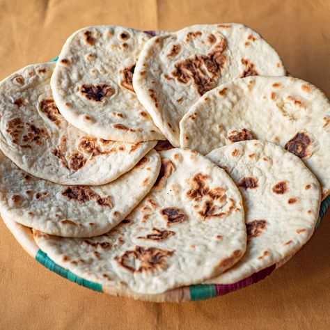 On y est, il était impossible de ne pas le préparer : aujourd’hui, c’est pita ! Tout d’abord, ne parlons plus de “pain pita”, pita signifiant “pain” en grec moderne. Cette préparation est extrêmement ancienne, tout comme la feta, il s’agit certainement de l’une des plus anciennes formes de pain existante. Pour rappel, ce que… L’article Pita – Recette grecque est apparu en premier sur DUMPLINGS & MORE. Pain Pita, World Recipes, Greek Recipes, Naan, Tortillas, Pita, Summer Recipes, Breakfast Brunch, Feta