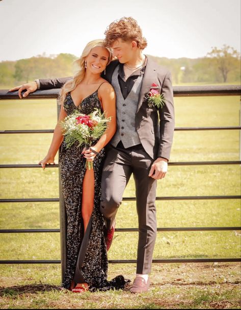 Prom Pictures Couples Western, Junior Prom Photo Ideas, Country Prom Photos, Western Prom Photoshoot, Cowboy Prom Pictures, Western Prom Pics, Western Hoco Pictures, Barn Prom Pictures, Western Prom Couple