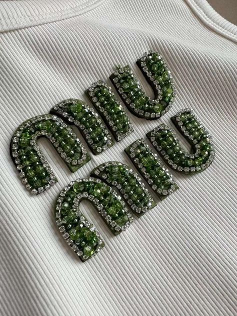 Beaded Embroidery Letters, Bead Embroidery Letters, How To Bedazzle Clothes, Bead Embroidery Ideas, Beaded Embroidery Shirt, Beaded Shirt, Pearl Embroidery, Tambour Embroidery, Hanging Beads