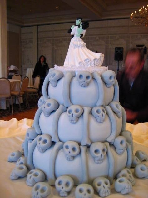 the actual Corpse Bride cake from the movie minus the topper Corpse Bride Cake, Corpse Bride Wedding, Bride Cake, Nightmare Before Christmas Wedding, Bride Birthday, Skull Cake, Brides Cake, Themed Wedding Cakes, Corpse Bride