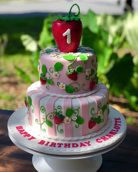 Strawberry Shortcake Birthday Cake, Strawberry Birthday Cake, Savory Cakes, Shortcake Cake, Strawberry Shortcake Birthday, Strawberry Shortcake Cake, Strawberry Shortcake Party, Strawberry Party, Birthday Cake Recipe