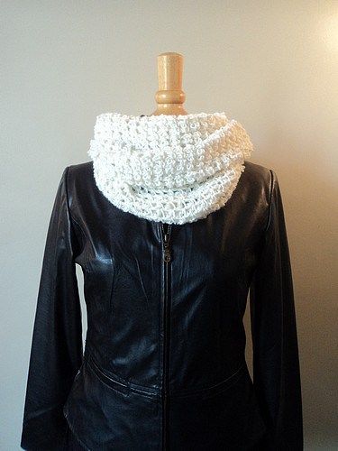 DSC06376 Crochet Snood, Knitting Scarves, Bonnet Crochet, Crochet Techniques, Crochet Shawl, Neck Warmer, Diy Crochet, Diy Inspiration, Knit Scarf