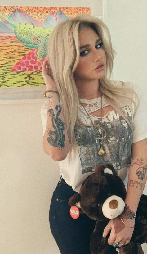 Happy Friday Animals, Female Celebrity Tattoos, Celebrities With Tattoos, Celebrity Tattoos Women, Tattoos 2022, Kesha Rose, Interesting Tattoos, Cassie Ventura, New Tattoo Designs