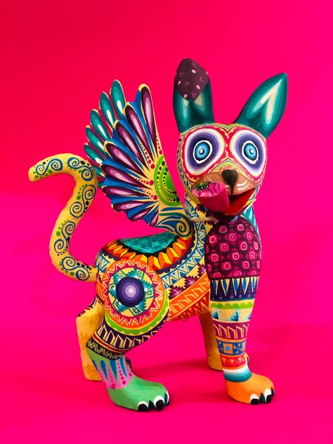 El alebrije es un “ser espiritual y fantástico” representa el alma se tiene la creencia que cada ser humano que nace viene acompañado de un animal que lo guiará y protegerá durante su vida. El alebrije es capaz de realizar los deseos más anhelados. Estos seres adquieren forma de animal y se desarrollan a través de nuestros pensamientos y sentimientos. Chicken Gourds, Polymer Clay Cupcake, Spirit Animal Art, Cement Art, Hummingbird Tattoo, High School Art, Craft Classes, Arte Popular, Mexican Art