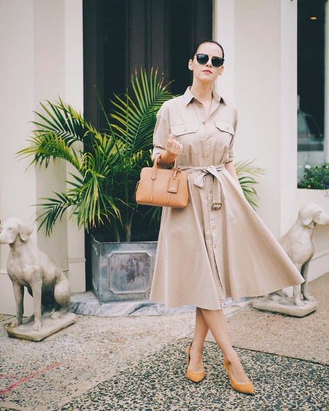 627 Me gusta, 11 comentarios - Veronica Popoiacu (@bittersweetcolours) en Instagram: "Flanked by dogs and wearing timeless classic @poloralphlauren! Currently on the blog Outfit…" Work Wear Spring, Spring Neutrals, Beige Shirt Dress, Tan Dress Shirt, Bittersweet Colours, Work Dresses Outfits, Spring Business Casual, Shirt Dress Outfit, Trench Dress