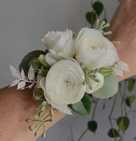 White Rose And Eucalyptus Wrist Corsage, White Flower Corsages, White Rose And Eucalyptus Corsage, Corsages Mother Of The Bride, Mother Of The Bride Flowers Bouquet, Neutral Wrist Corsage, Mom Corsage Wedding, Corsage Boutonniere Prom, Simple Corsage Prom White