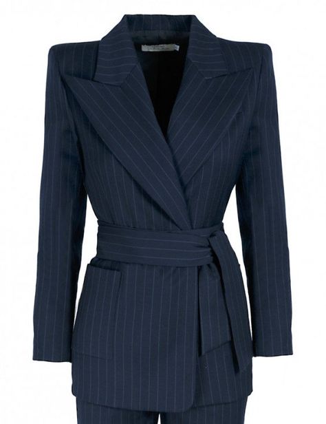 Inés Martin Alcalde Pinstripe Suit Jacket in NavyBlazer with shoulder pads, double-breasted button fastening, and square pocket. Sash at the waist. Purchase Worn by Queen Letizia on:24 February 2022 Pinstripe Suit Women, Women Lawyer, Grad Outfits, Square Pocket, Corporate Fashion, Suit Women, Pinstripe Suit, Business Wear, Queen Letizia