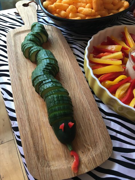 Cucumber snake for Jungle theme party Jungle Tea Party, Jungle Themed Dinner, Snake Themed Food, Reptile Birthday Party Food Ideas, Snake Party Food, Reptile Party Snacks, Snake Bday Party, Cucumber Snake, Snake Themed Snacks