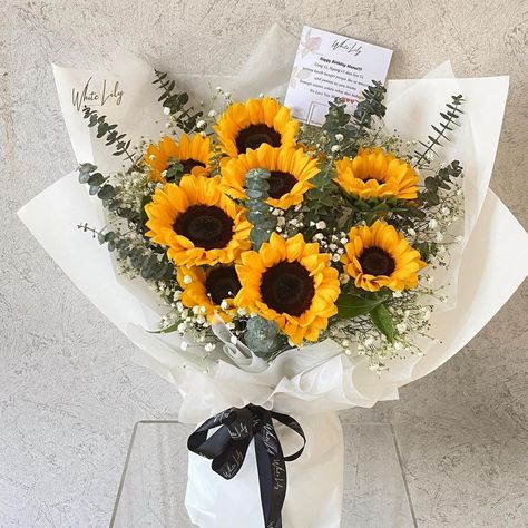 Sunflower Bouquet Aesthetic, Flower Ramo, Bouquet Sunflower, Mini Sunflowers, Sunflower Bouquet, Flower Bouquet Diy, Fresh Flower Bouquets, Prettiest Bouquet, Birthday Bouquet