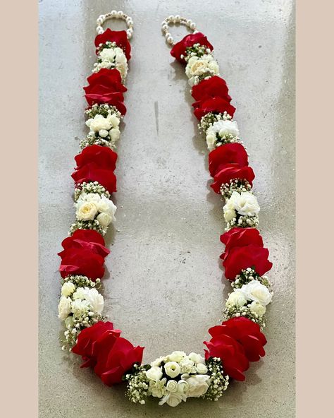 Red And White Garland Wedding, Wedding Red And White, Nikkah Ideas, Spiritual Union, Rose Garland Wedding, Roses And Pearls, Indian Ceremony, Indian Wedding Garland, Decoration Stage