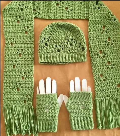 Crochet Paw Print Hat Pattern, Crochet Hat And Glove Set Pattern, Crochet Cat Paw Gloves Free Pattern, Crochet Paw Print Pattern Free, Paw Print Crochet, Paw Crochet, Crochet Pets, Snowman Hats, Crochet Hand Warmers