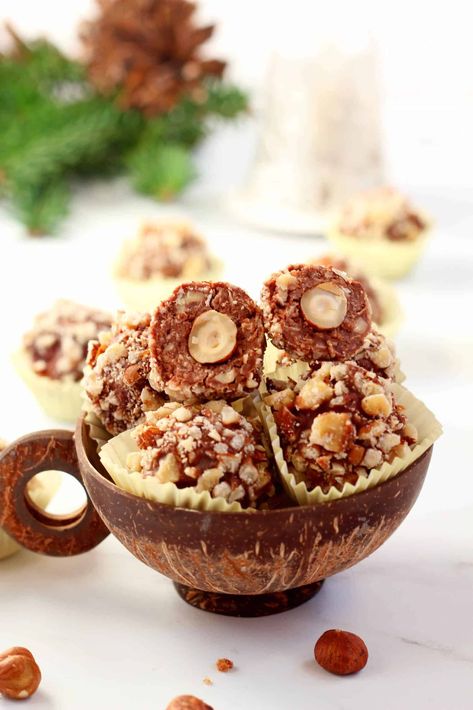 HOMEMADE FERRERO ROCHER BALLS - Julia Recipes Roasted Hazelnuts, Christmas Cookies Recipes, Cute Christmas Cookies, Hazelnut Chocolate, Nutella Spread, How To Roast Hazelnuts, Chocolate Spread, Best Christmas Cookies, Ferrero Rocher