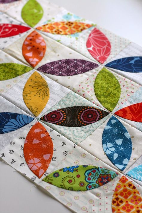 The sew along is over but this is really fun! A Little Bit Biased: Orange Peel Mini Quilt and a Quilt Along! Quilt Applique, Applique Ideas, Applique Tutorial, Quilt Modernen, Applique Quilt, Miniature Quilts, Applique Quilting, Freezer Paper, Patchwork Quilting