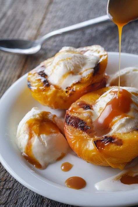 Grilled peaches are sweet, healthy, and so delicious! Served with vanilla ice cream, they make for the perfect dessert. Grilled Peach Dessert, Healthy Peach Dessert, Easy Dessert Recipe, Peach Crisp, Peach Desserts, Grilled Peaches, Peach Recipe, Dinner Recipes Crockpot, Toasted Almonds