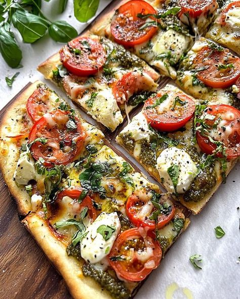 Pizza On Naan Bread Flatbread Recipes, Flatbread Bar, Mozzarella Flatbread Recipes, Mediterranean Flatbread Pizza Recipes, Mediterranean Naan Flatbread, Flatbread Pizza Aesthetic, Flatbread Pizza Recipes Healthy, Easy Feta Flatbread, Mediterranean Flatbread Pizza