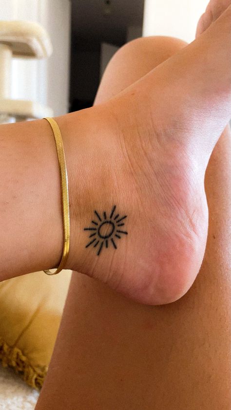 Sun Foot Tattoo, Beachy Tattoos, Cute Henna Tattoos, Tattoo Foot, Basic Tattoos, Henna Inspired Tattoos, Hand And Finger Tattoos, Small Pretty Tattoos, Tasteful Tattoos