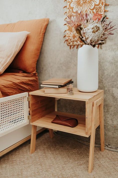 Diy End Table Bedroom, Wood Bedside Table Diy, Diy Boho Wood Decor, Build Side Table, Diy Boho Nightstand Bedside Tables, Boho Furniture Diy, Diy Boho Nightstand, Diy Bedroom Table, Diy Side Table Bedroom