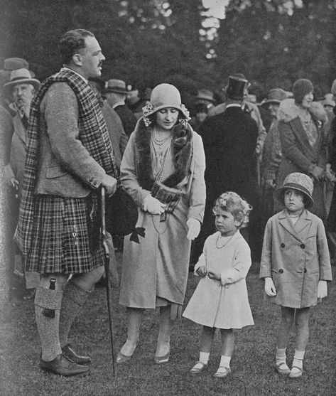 Elizabeth Bowes Lyon, Bowes Lyon, Glamis Castle, Style Année 20, Queen Mum, Diy Jeans, 1920 Fashion, Castle Garden, Princess Elizabeth