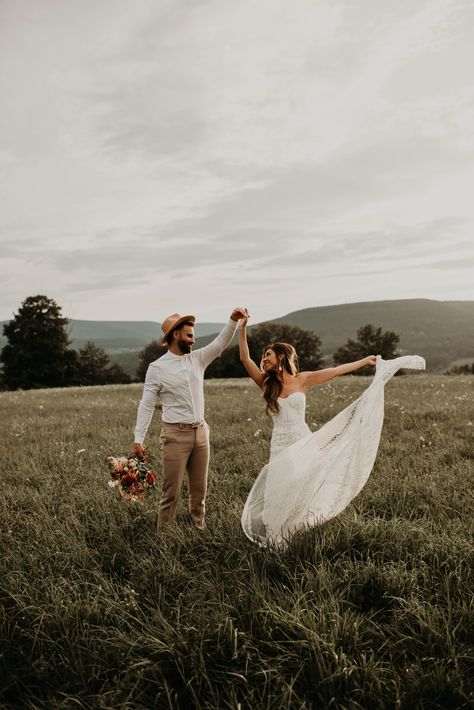 Photo Shoot Wedding, Shooting Couple, Wedding Fotos, Mountain Wedding Photos, Couple Shoots, Coast Elopement, Wedding Portrait Poses, Wedding Dresses Black, Pre Wedding Photoshoot Outdoor